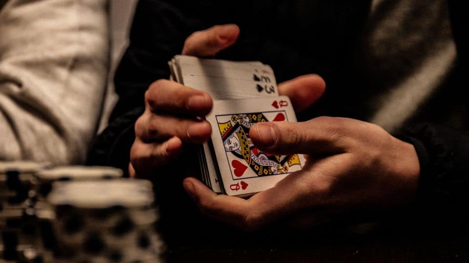 יוצאים מארון הבושה: כיצד מטפלים בהתמכרות להימורים?
