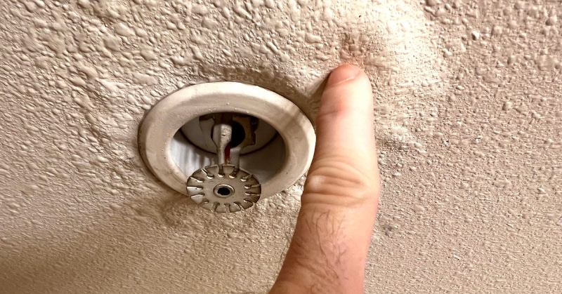 איך לזהות ולטפל בנזילות מים בצורה נכונה